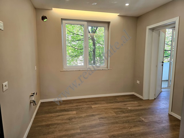 Ambient zyre me qira prane rruges se Durresit ne Tirane